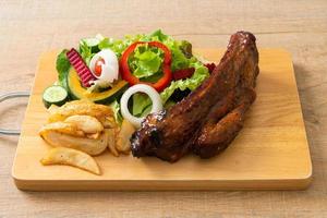 costillas de cerdo a la barbacoa con verduras foto