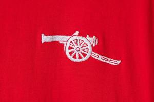 bangkok, tailandia - 18 de enero de 2022 - logotipo retro del arsenal en la camisa retro foto