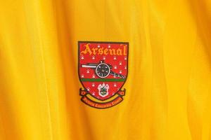 bangkok, tailandia - 18 de enero de 2022 - logotipo del arsenal en la camiseta retro del arsenal temporada 1993-1994 foto