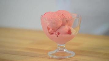el helado de helado se espolvorea con bayas de grosella roja