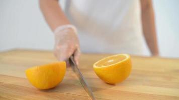 close-up laranja corte com uma faca em cima da mesa