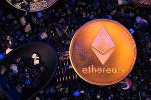 minería de moneda criptográfica ethereum en placa de circuito.dinero virtual.tecnología de cadena de bloques.minería foto