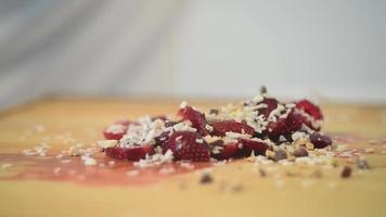 le boulanger saupoudre les fraises d'amandes video