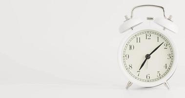 time-lapse witte wekker toont de tijd om 7 uur. de klok toont de verstreken tijd op de witte achtergrond. video