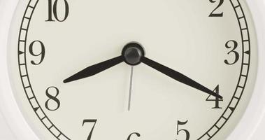 relógio de parede branco indica a hora às 8 horas. o relógio mostra o tempo decorrido. video