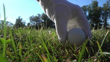 close-up van een bal - oude senior zakenman die golf speelt video