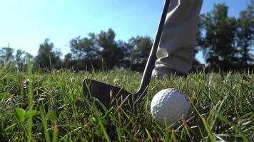 gros plan d'une balle - vieil homme d'affaires senior jouant au golf video