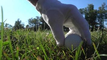 närbild av en boll - gammal senior affärsman spelar golf video