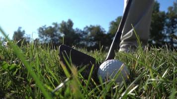 primer plano de una pelota - viejo hombre de negocios senior jugando al golf video