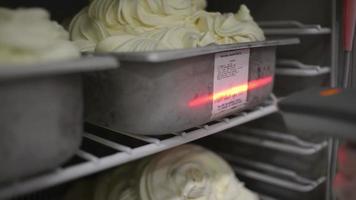 fabbrica di produzione di gelato - scansione del peso video