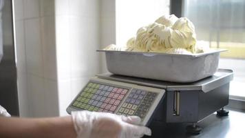 fabbrica di produzione di gelato - pesando sui pesi video