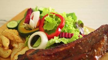 griller des côtes levées de porc au barbecue avec des légumes video