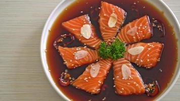 salsa di soia marinata al salmone o marinata al salmone in stile coreano video