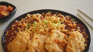 Korean instant noodles with fried chicken or Fried chicken ramyeon - Korean food style video