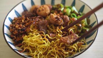 dried egg noodle with pork and meatball - Thai noodles style video