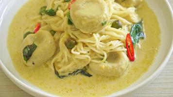 Rice Noodles with Green curry and Fish ball - Thai food style video