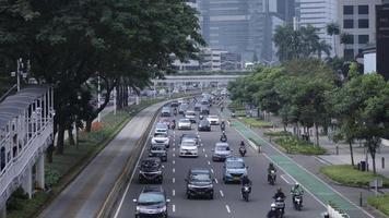 condiciones del tráfico en la carretera sudirman, sur de yakarta, indonesia video