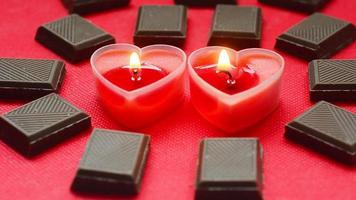 deux coeurs brûlants d'amour avec des barres de chocolat sur fond rouge.joyeux saint valentin pour les amoureux.