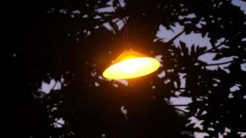lámpara de luz vieja o linterna por la noche. la lámpara se ilumina por la noche con energía solar en el campo. video
