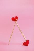escalera de madera con corazones rojos sobre un fondo rosa. plantilla de postal o invitación. de cerca foto
