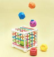 juguete educativo para bebés: un cubo multicolor. desarrollo de la motricidad fina y el pensamiento lógico. piezas levitantes de un juguete. foto