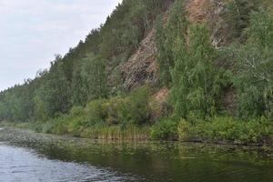 río y montaña con árboles en el campo de estepa foto