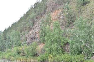 río y montaña con árboles en el campo de estepa foto