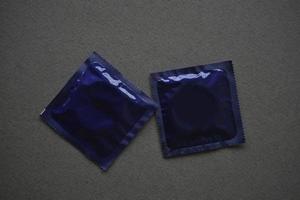 condones en una concha azul sobre un fondo gris foto