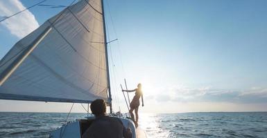 un hombre y una mujer viajan en un velero. foto