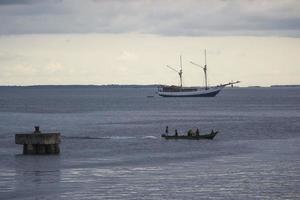 sorong, papúa occidental, indonesia, 30 de septiembre de 2021. los aldeanos cruzan las aguas de sorong usando botes foto