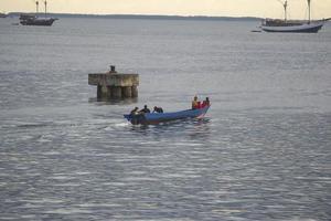 sorong, papúa occidental, indonesia, 30 de septiembre de 2021. los aldeanos cruzan las aguas de sorong usando botes foto