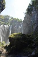 paisaje de la cascada desde abajo. fondo de verano y cascada. ubicación en la cascada tumpak sewu, indonesia foto