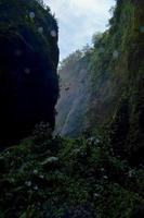 vista del valle y cuevas con cascadas al fondo. fondo de verano y cascada foto