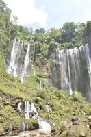 paisaje de la cascada desde abajo. fondo de verano y cascada. ubicación en la cascada tumpak sewu, indonesia foto