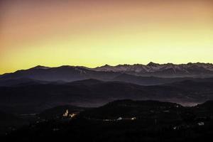 espléndida puesta de sol detrás de la cordillera monviso, en piamonte. en primer plano el valle del langhe piamontés foto