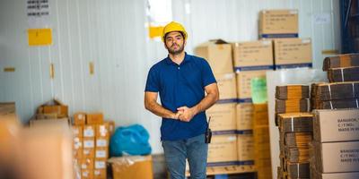 capataz o ingeniero están trabajando en contenedores de envío de transporte industrial logístico foto