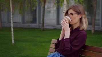 donna d'affari parlando sul cellulare e caffè pausa di lavoro. video