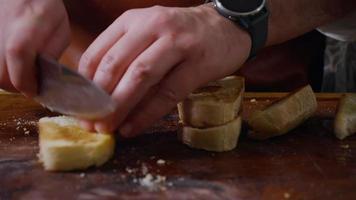 couper au couteau du pain artisanal croustillant. video