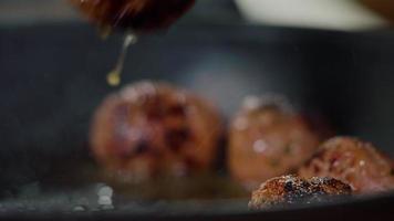 savoureuses boulettes de viande frites sur une poêle chaude gros plan. video