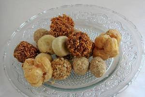 plato de variedad de dulces indios y laddoos foto