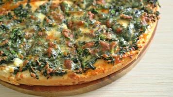 Pizza de espinacas y queso en bandeja de madera - estilo de comida vegetariana y vegana