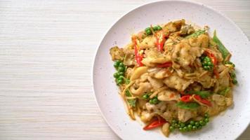 mexa manjericão santo frito com peixe e ervas - estilo de comida asiática