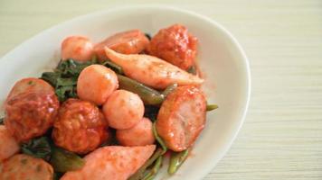 boulettes de poisson sautées à la sauce yentafo - style de cuisine asiatique video