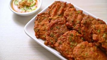 boulettes de pâte de poisson frites ou gâteau de poisson frit - style de cuisine asiatique video