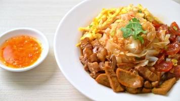 Chinese gestoomde rijstnoedelbroodjes - Aziatisch eten video