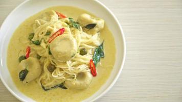 spaghetti di riso al curry verde e polpette di pesce video