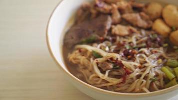 nouilles thaï au porc, ragoût de porc, boulette de viande et foie de porc dans une soupe de sang - style nouilles thaï video