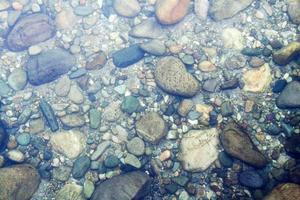 guijarros bajo el agua foto