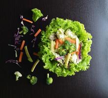 las verduras mixtas tienen zanahorias, brócoli, coliflor, col morada, lechuga - concepto de comida limpia foto