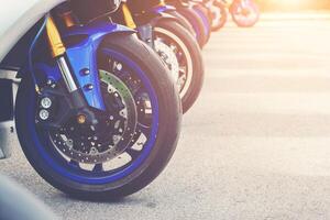 grupo de motos grandes y superbikes en el estacionamiento de motos. foto